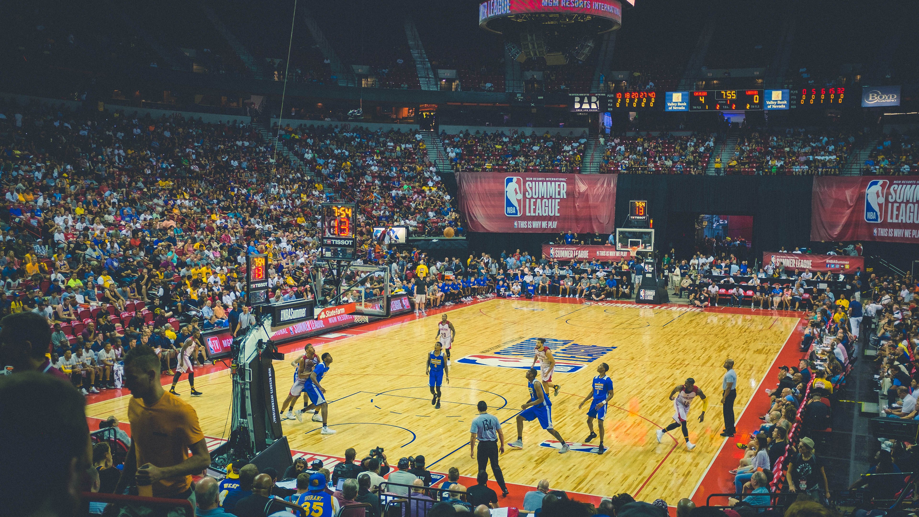 “东桃花岛赛场：缆绳滑水运动突破极限”